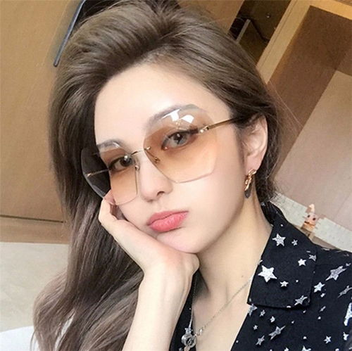 戴眼镜外国美女头像