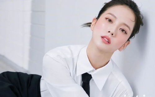 智秀清新美照释出,桃花少女妆配时髦穿搭,太适合情人节出街搭配