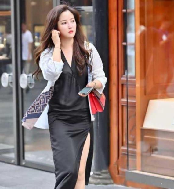 街拍倾城倾国的美女,一条黑色开叉裙外搭休闲开衫,时尚气质美