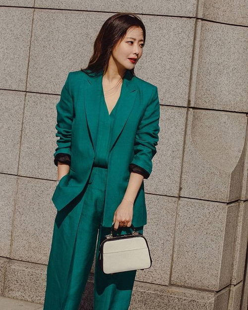 韩国顶级美人金喜善也老了,穿黑西装秀可爱多,下眼睑浮肿太辣眼