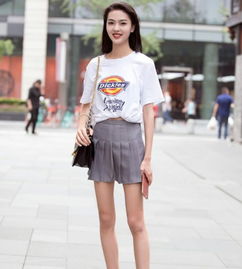街拍美女小姐姐时髦的穿搭高雅大方,秀出靓丽的气质感