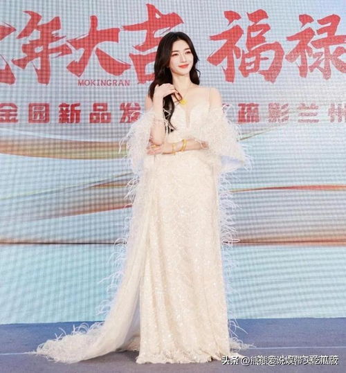 江疏影兰州粉丝见面会现场,身穿白裙礼服搭配黄金佩饰自信放光芒