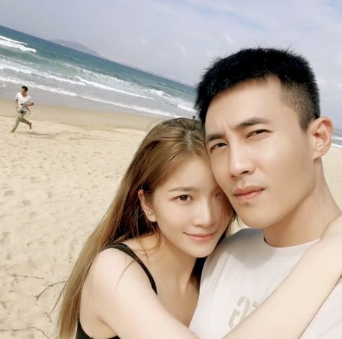 杜淳晒全家福亲吻女儿,小蛋饺从小被富养,穿奢侈品牌气质高冷