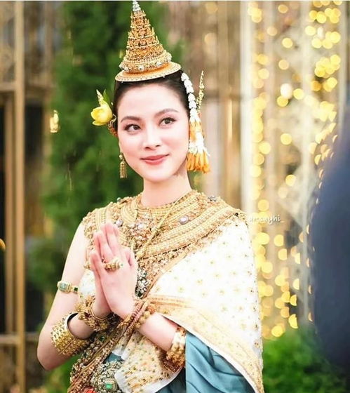 泰国春节全民狂欢泼水,明星纷纷捧场亮相,服装奢华价值百万